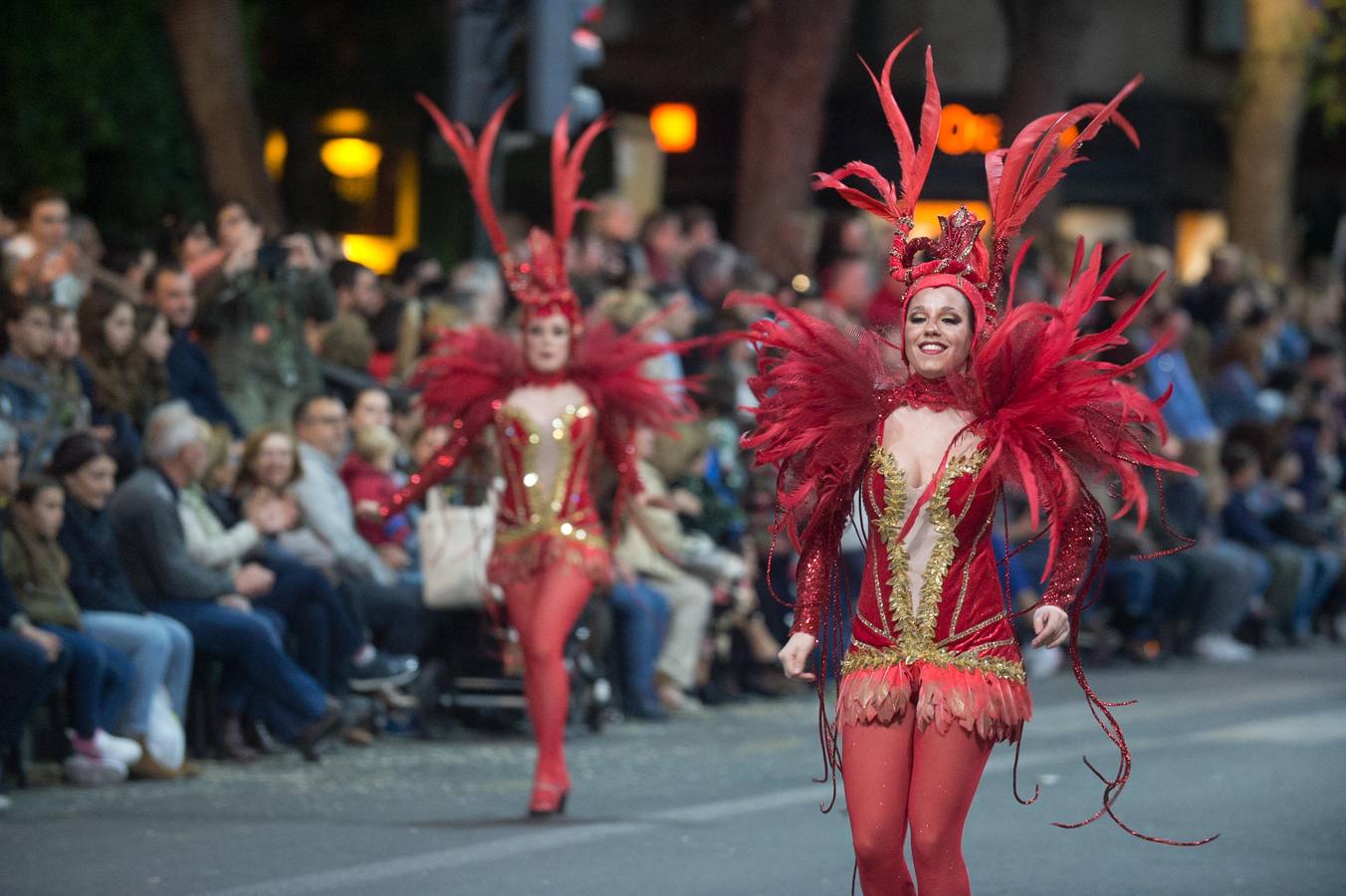 Espectáculos y grupos de animación amenizaron el desfile de la Llegada de la Sardina.