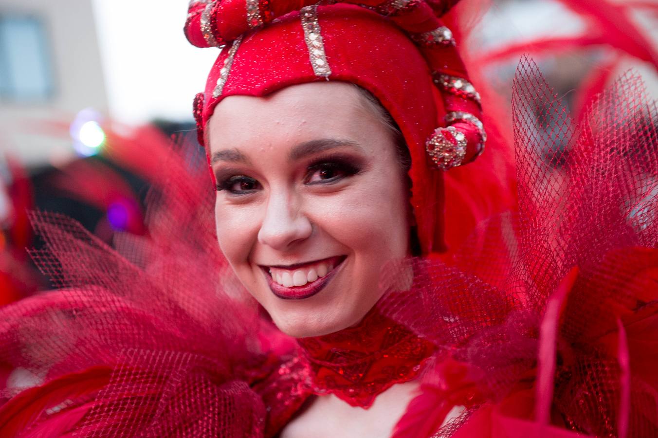 Espectáculos y grupos de animación amenizaron el desfile de la Llegada de la Sardina.