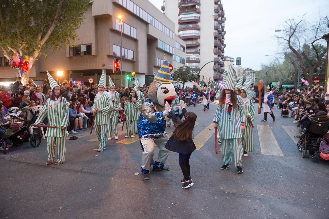Espectáculos y grupos de animación amenizaron el desfile de la Llegada de la Sardina.