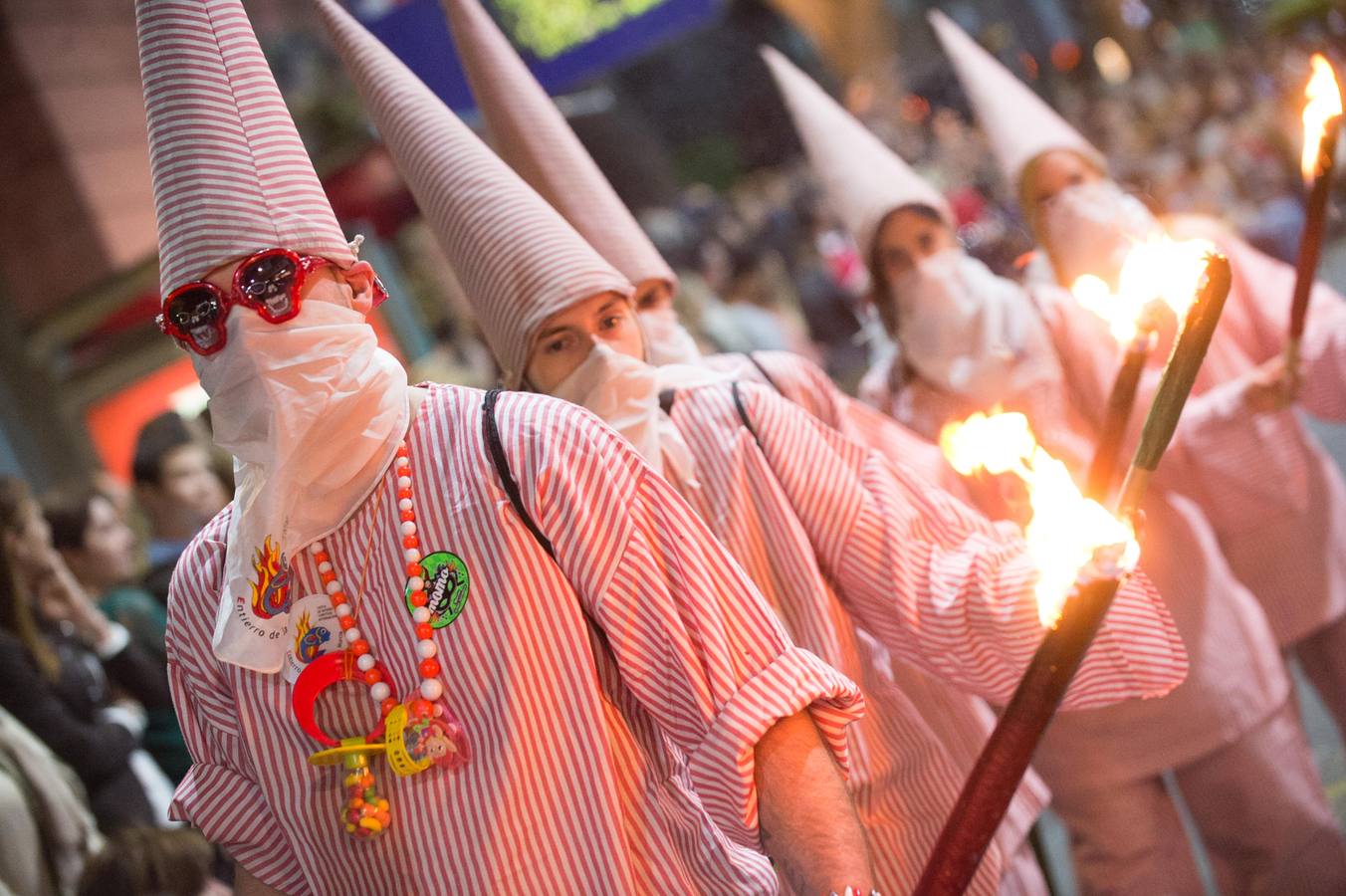Espectáculos y grupos de animación amenizaron el desfile de la Llegada de la Sardina.