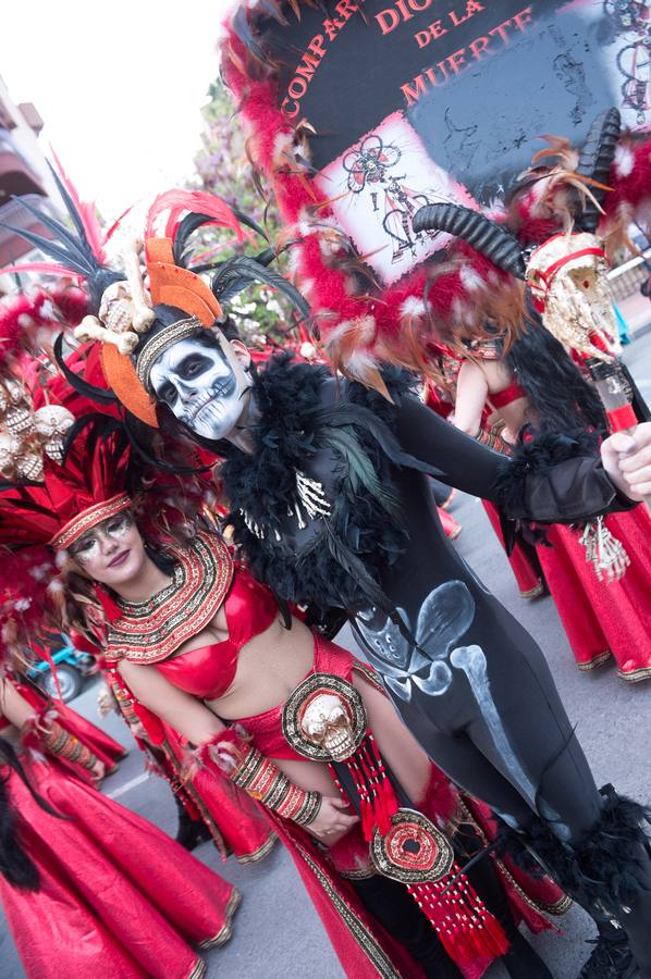 Espectáculos y grupos de animación amenizaron el desfile de la Llegada de la Sardina.