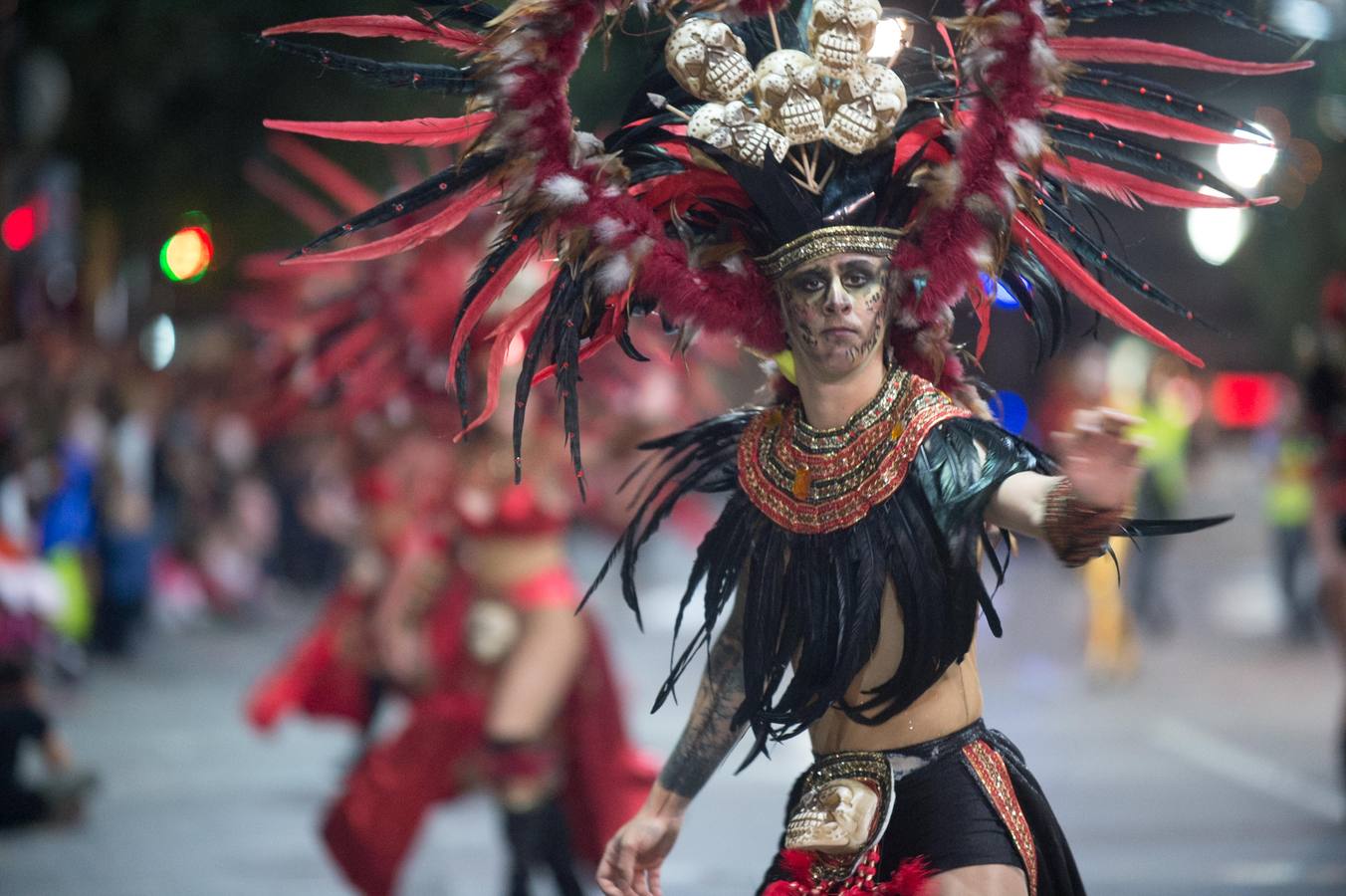 Espectáculos y grupos de animación amenizaron el desfile de la Llegada de la Sardina.