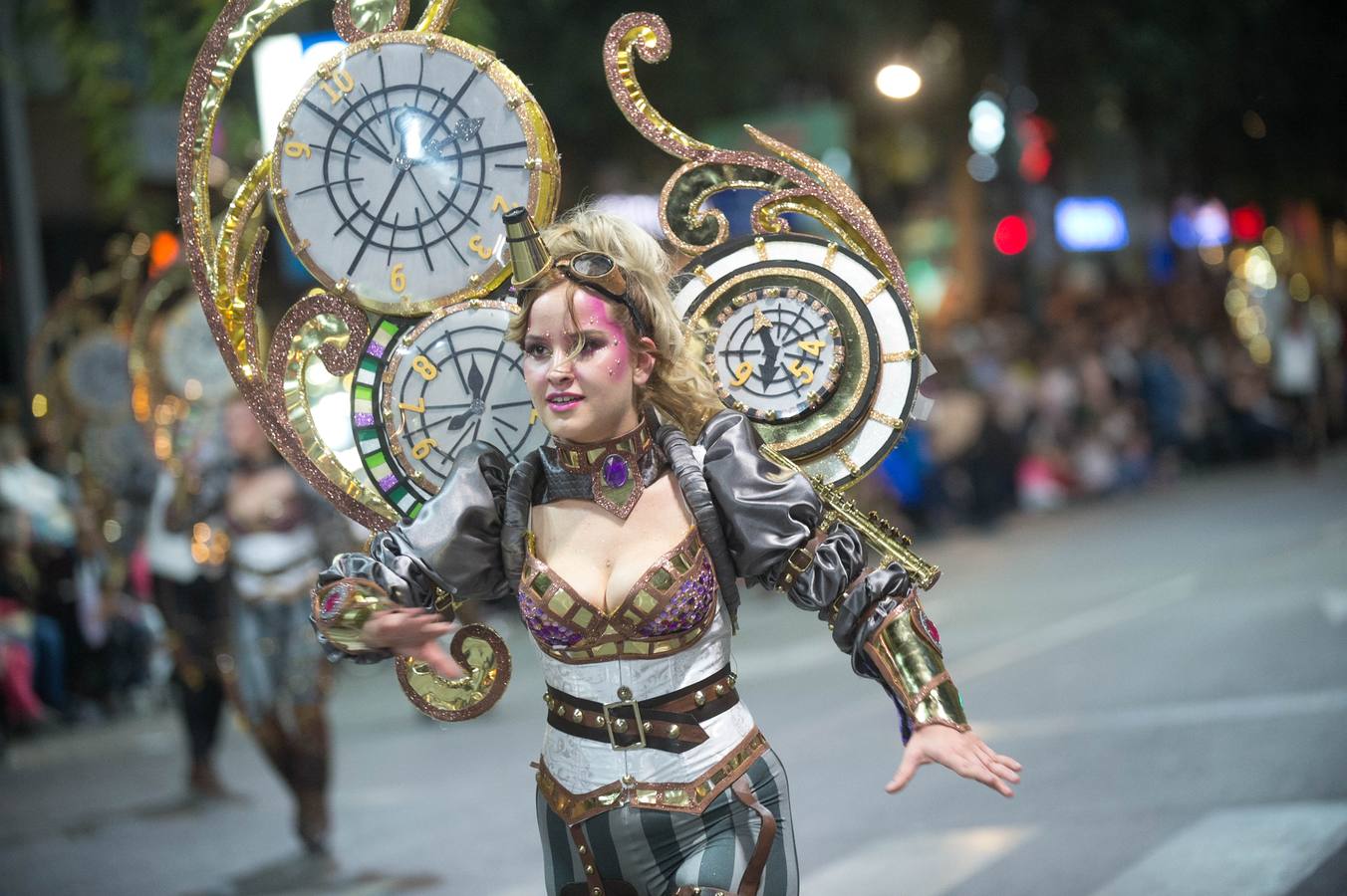 Espectáculos y grupos de animación amenizaron el desfile de la Llegada de la Sardina.