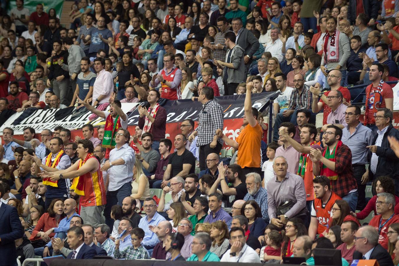 El UCAM defiende sus catorce puntos de ventaja traídos de Turquía y lo celebra con un Palacio entregado a su equipo