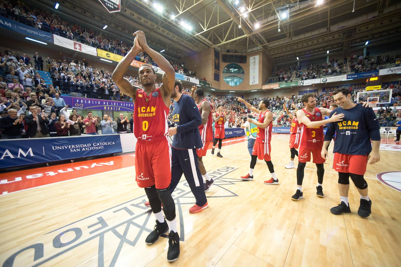 El UCAM defiende sus catorce puntos de ventaja traídos de Turquía y lo celebra con un Palacio entregado a su equipo