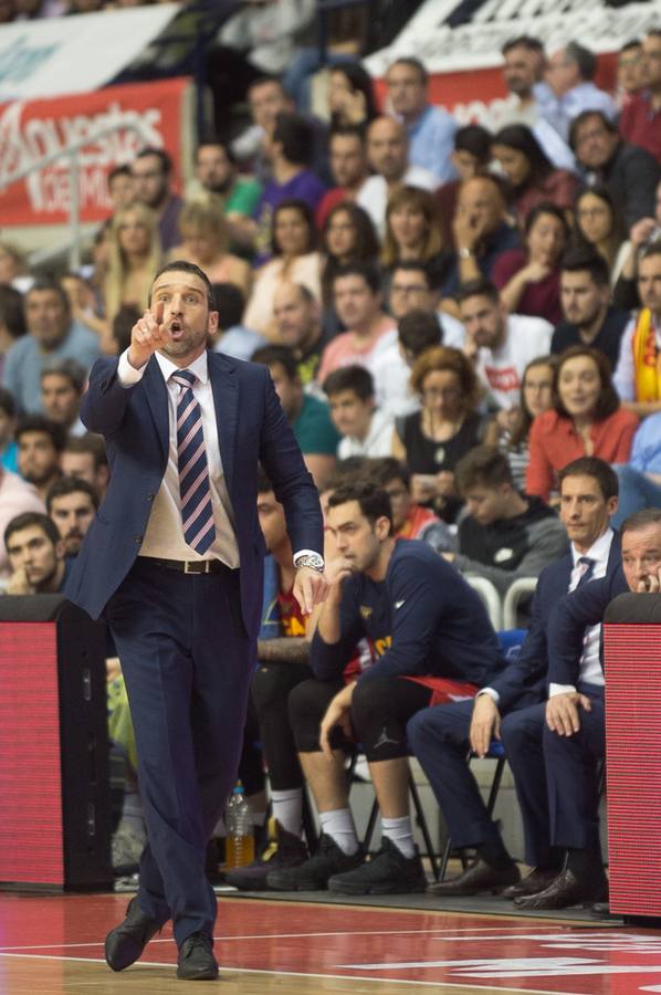 El UCAM defiende sus catorce puntos de ventaja traídos de Turquía y lo celebra con un Palacio entregado a su equipo