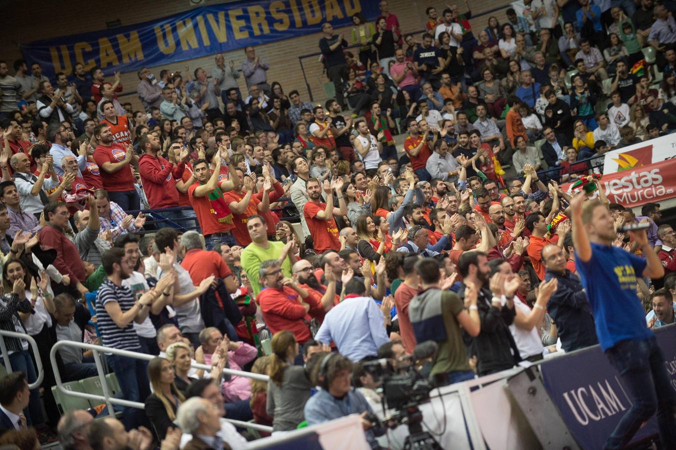 El UCAM defiende sus catorce puntos de ventaja traídos de Turquía y lo celebra con un Palacio entregado a su equipo