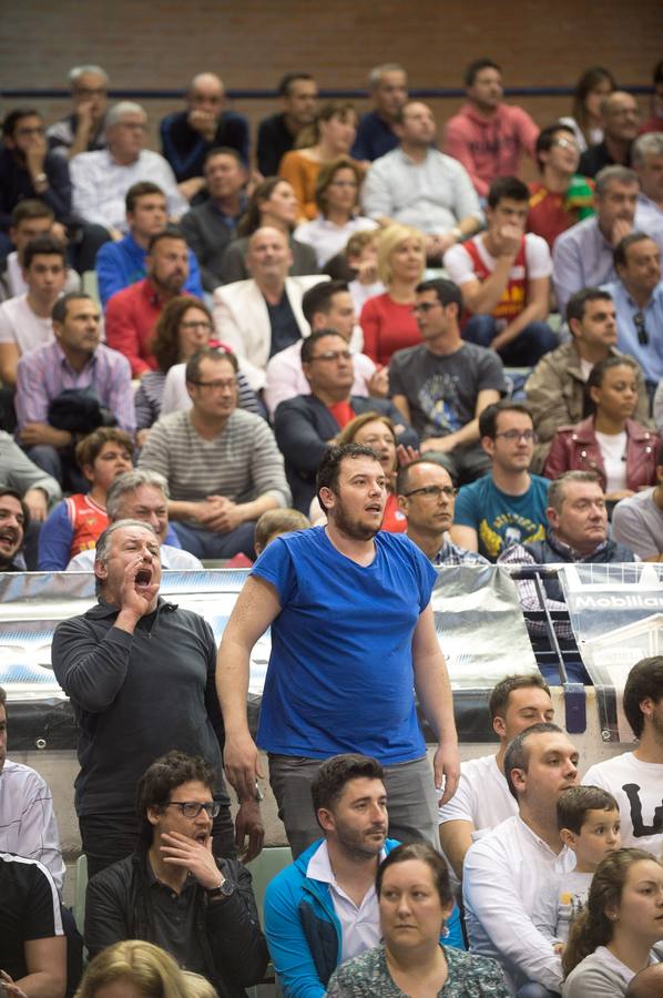 El UCAM defiende sus catorce puntos de ventaja traídos de Turquía y lo celebra con un Palacio entregado a su equipo