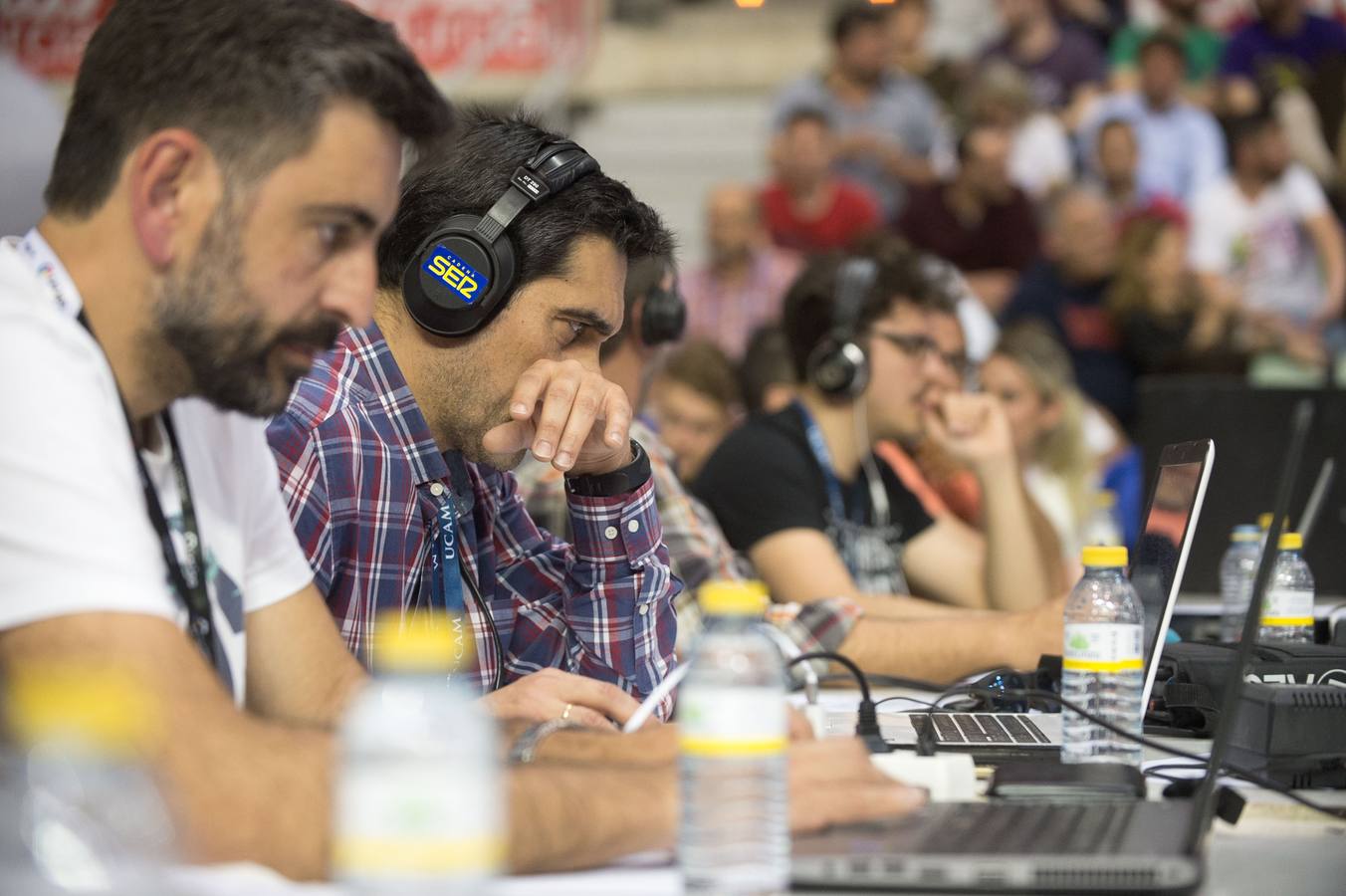 El UCAM defiende sus catorce puntos de ventaja traídos de Turquía y lo celebra con un Palacio entregado a su equipo