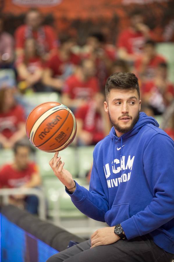 El UCAM defiende sus catorce puntos de ventaja traídos de Turquía y lo celebra con un Palacio entregado a su equipo