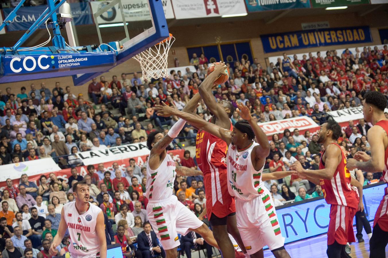 El UCAM defiende sus catorce puntos de ventaja traídos de Turquía y lo celebra con un Palacio entregado a su equipo