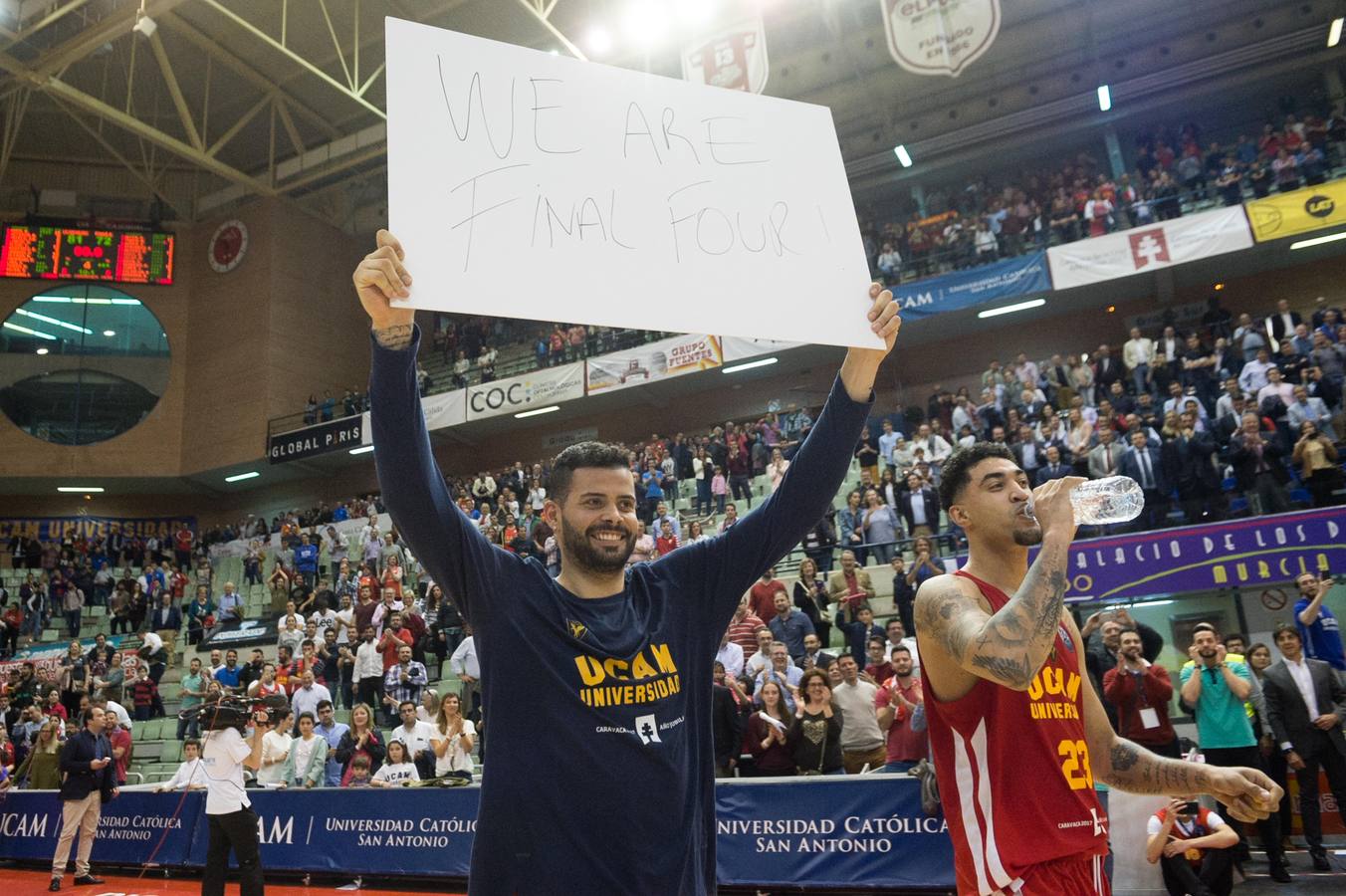 El UCAM defiende sus catorce puntos de ventaja traídos de Turquía y lo celebra con un Palacio entregado a su equipo