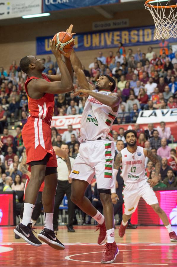 El UCAM defiende sus catorce puntos de ventaja traídos de Turquía y lo celebra con un Palacio entregado a su equipo
