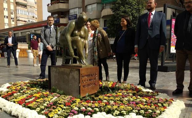 Escultura 'Homenaje a la mujer murciana' en la Avenida de la Libertad. 