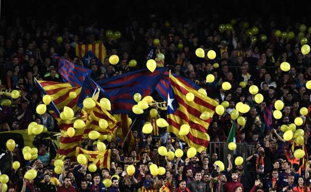 Suelte de globos en el Camp Nou durante el partido ante la Roma. 