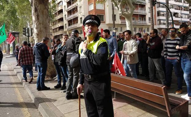 Protesta de policías locales frente a la Delegación del Gobierno, este viernes. 