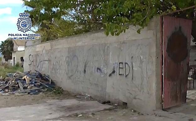 Entorno donde la mujer ejercía la prostitución.