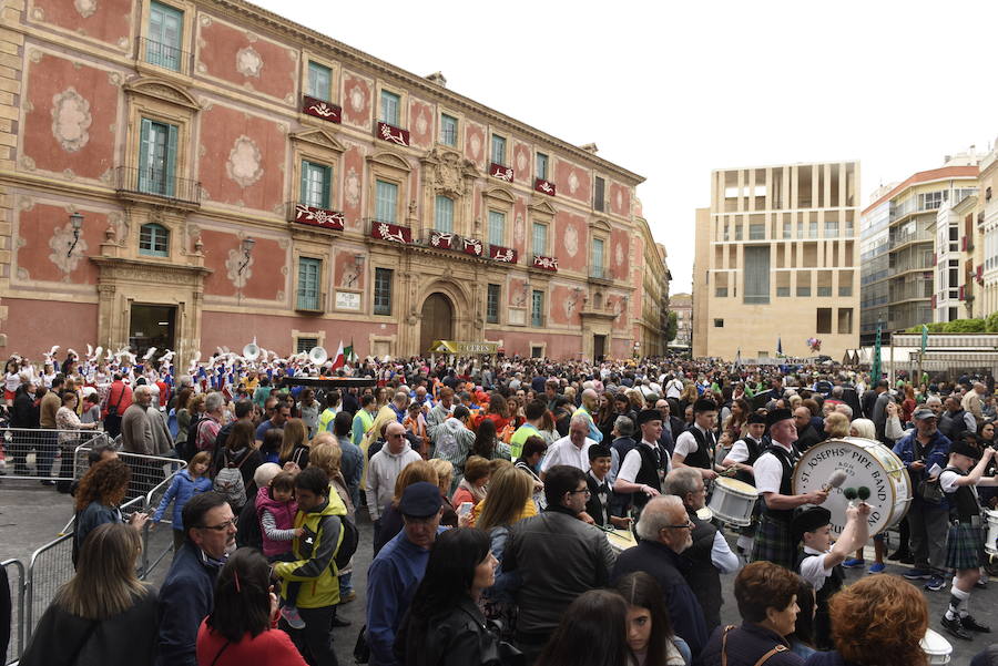Doña Sardina se despide de los murcianos con un multitudinario pasacalles que ha concluido en la Plaza Circular