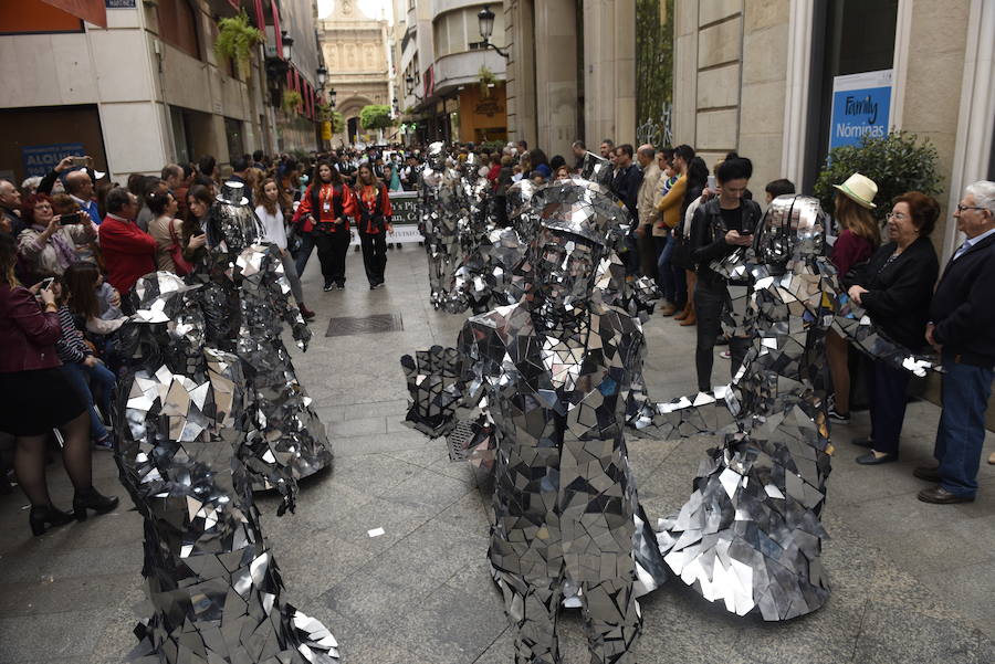 Doña Sardina se despide de los murcianos con un multitudinario pasacalles que ha concluido en la Plaza Circular