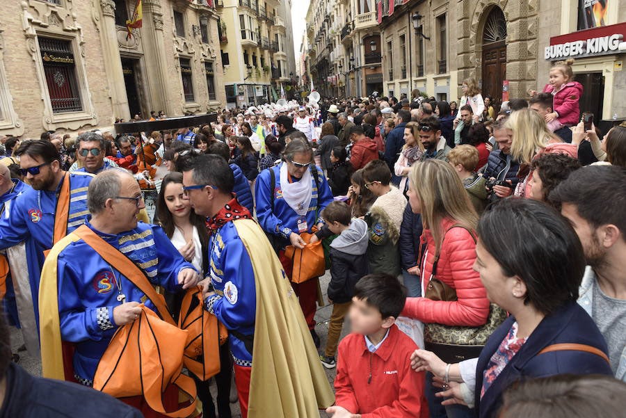 Doña Sardina se despide de los murcianos con un multitudinario pasacalles que ha concluido en la Plaza Circular