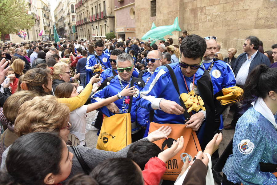Doña Sardina se despide de los murcianos con un multitudinario pasacalles que ha concluido en la Plaza Circular