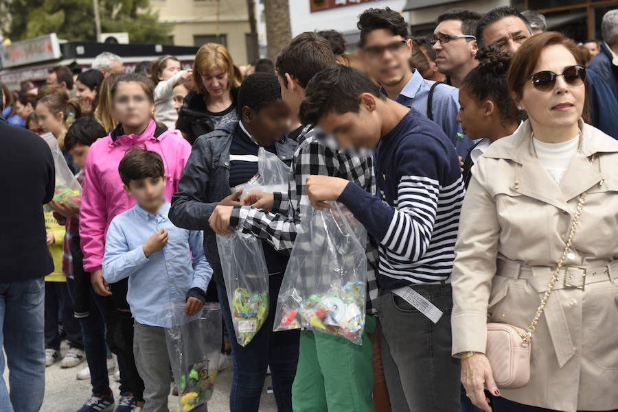 Doña Sardina se despide de los murcianos con un multitudinario pasacalles que ha concluido en la Plaza Circular