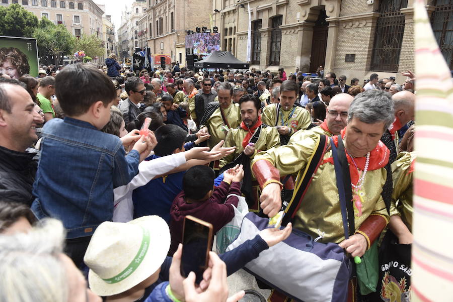 Doña Sardina se despide de los murcianos con un multitudinario pasacalles que ha concluido en la Plaza Circular