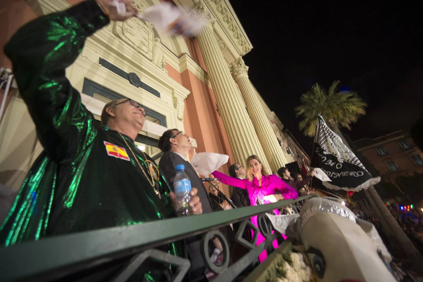 Alicia Hernández, directora de Dolores Promesas, dedicó su discurso al niño de Almería tras ensalzar la magia de Murcia. El desfile del Testamento de la Sardina ofreció espectáculo y juguetes a los asistentes.