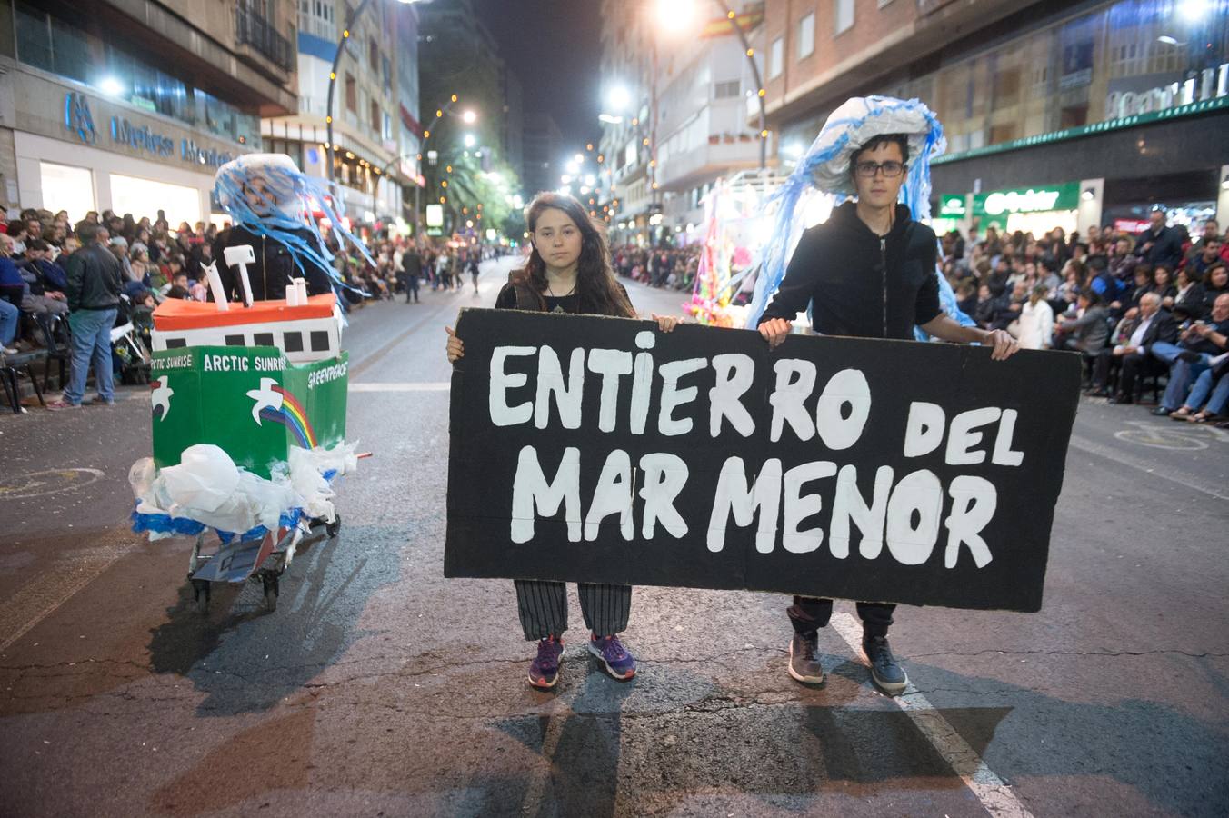 Alicia Hernández, directora de Dolores Promesas, dedicó su discurso al niño de Almería tras ensalzar la magia de Murcia. El desfile del Testamento de la Sardina ofreció espectáculo y juguetes a los asistentes.