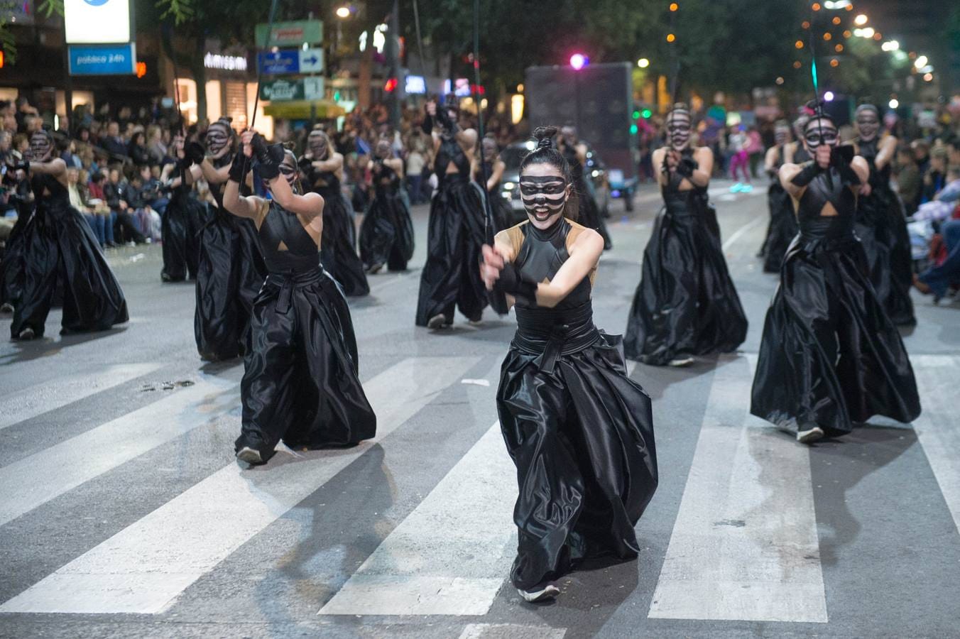 Alicia Hernández, directora de Dolores Promesas, dedicó su discurso al niño de Almería tras ensalzar la magia de Murcia. El desfile del Testamento de la Sardina ofreció espectáculo y juguetes a los asistentes.