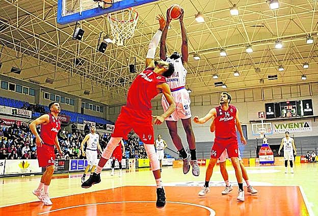 Una jugada del Real Murcia-Alicante. 