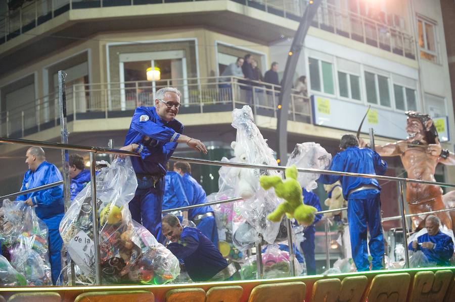 La cabalgata no deja indiferente a nadie por la diversidad y la originalidad de los espectáculos, por la alegría de los participantes y las pugnas para cazar los regalos