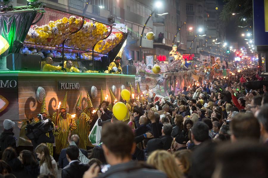 La cabalgata no deja indiferente a nadie por la diversidad y la originalidad de los espectáculos, por la alegría de los participantes y las pugnas para cazar los regalos