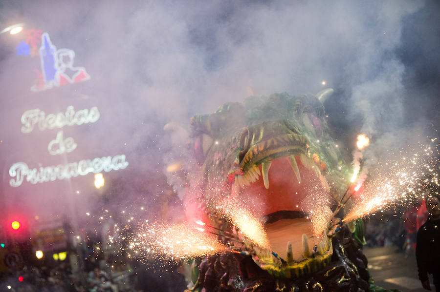 La cabalgata no deja indiferente a nadie por la diversidad y la originalidad de los espectáculos, por la alegría de los participantes y las pugnas para cazar los regalos
