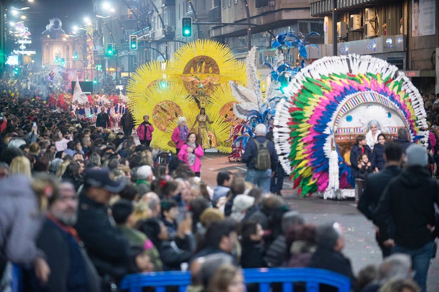 La cabalgata no deja indiferente a nadie por la diversidad y la originalidad de los espectáculos, por la alegría de los participantes y las pugnas para cazar los regalos