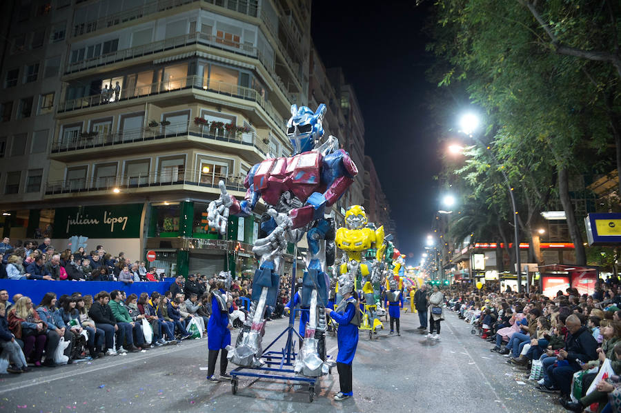 La cabalgata no deja indiferente a nadie por la diversidad y la originalidad de los espectáculos, por la alegría de los participantes y las pugnas para cazar los regalos