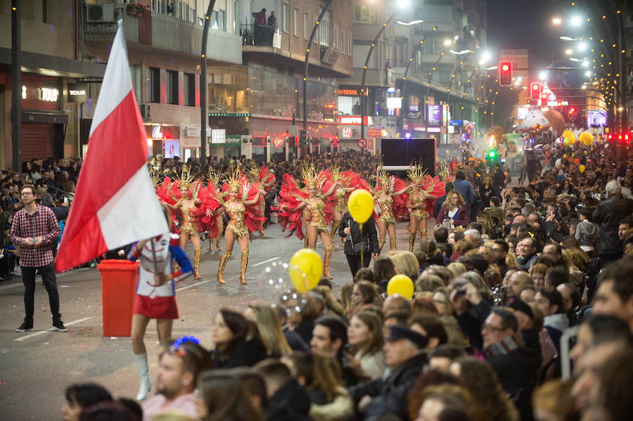 La cabalgata no deja indiferente a nadie por la diversidad y la originalidad de los espectáculos, por la alegría de los participantes y las pugnas para cazar los regalos