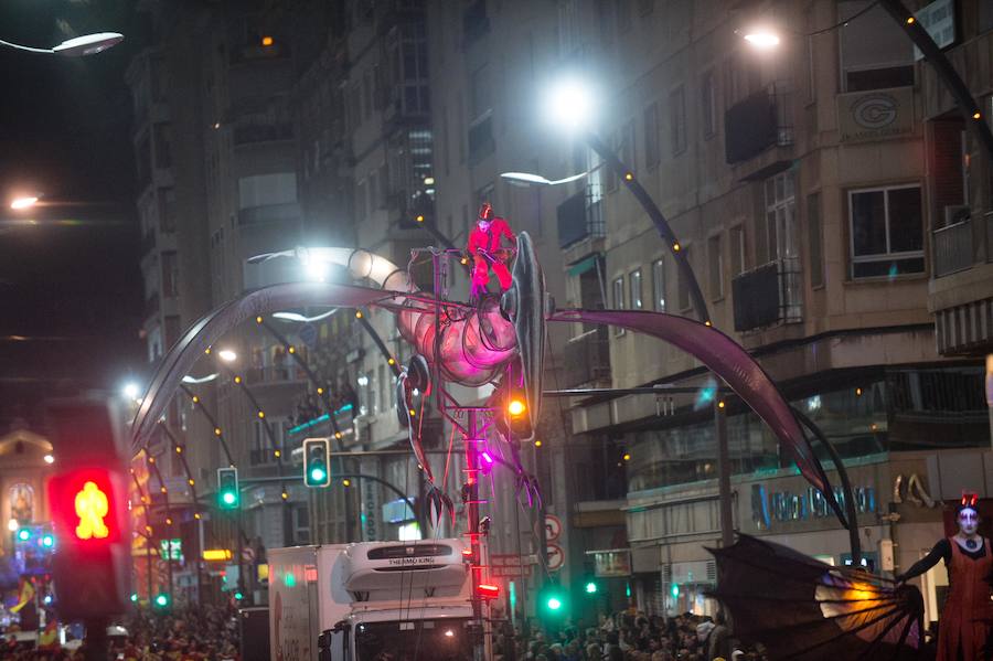 La cabalgata no deja indiferente a nadie por la diversidad y la originalidad de los espectáculos, por la alegría de los participantes y las pugnas para cazar los regalos