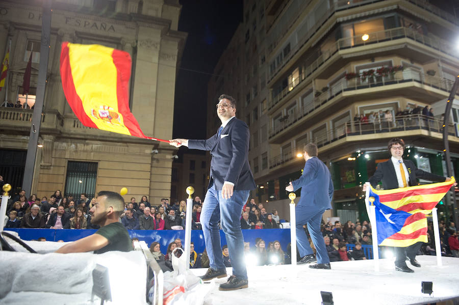 La cabalgata no deja indiferente a nadie por la diversidad y la originalidad de los espectáculos, por la alegría de los participantes y las pugnas para cazar los regalos