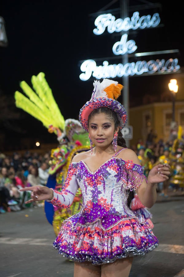 La cabalgata no deja indiferente a nadie por la diversidad y la originalidad de los espectáculos, por la alegría de los participantes y las pugnas para cazar los regalos