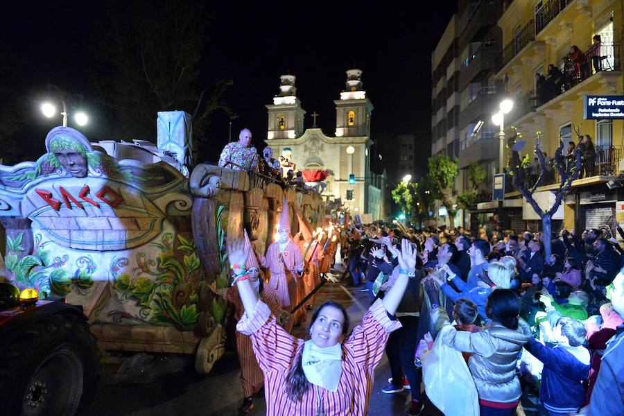 La Agrupación Sardinera se luce con un gran desfile en el que brillaron los números musicales