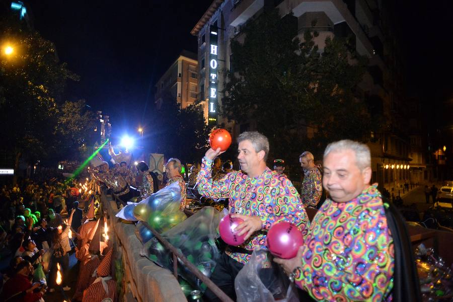 La Agrupación Sardinera se luce con un gran desfile en el que brillaron los números musicales