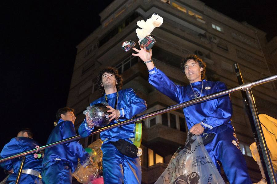 La Agrupación Sardinera se luce con un gran desfile en el que brillaron los números musicales