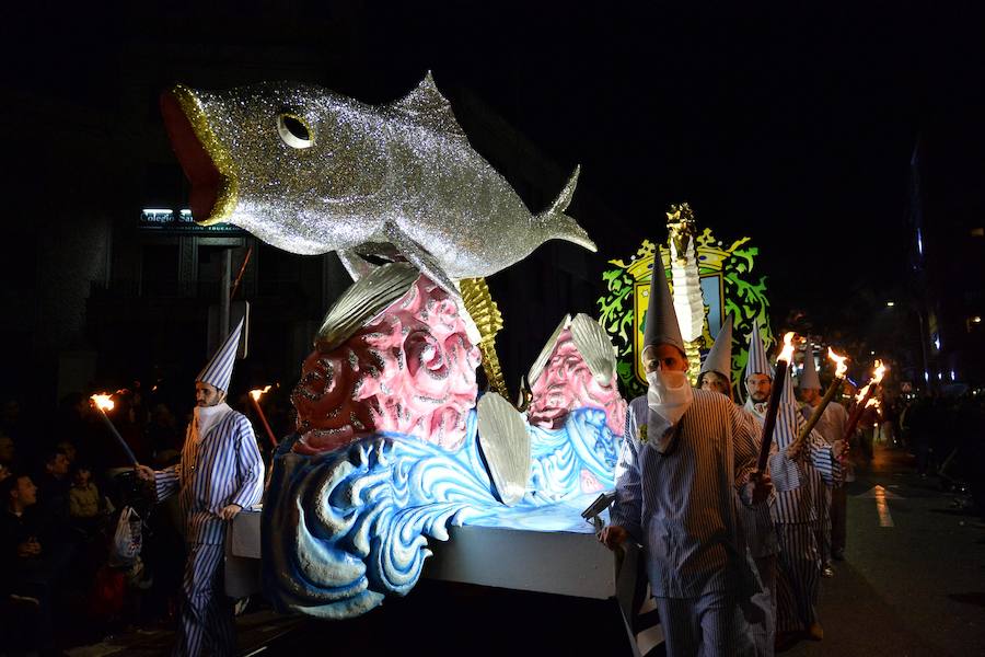 La Agrupación Sardinera se luce con un gran desfile en el que brillaron los números musicales