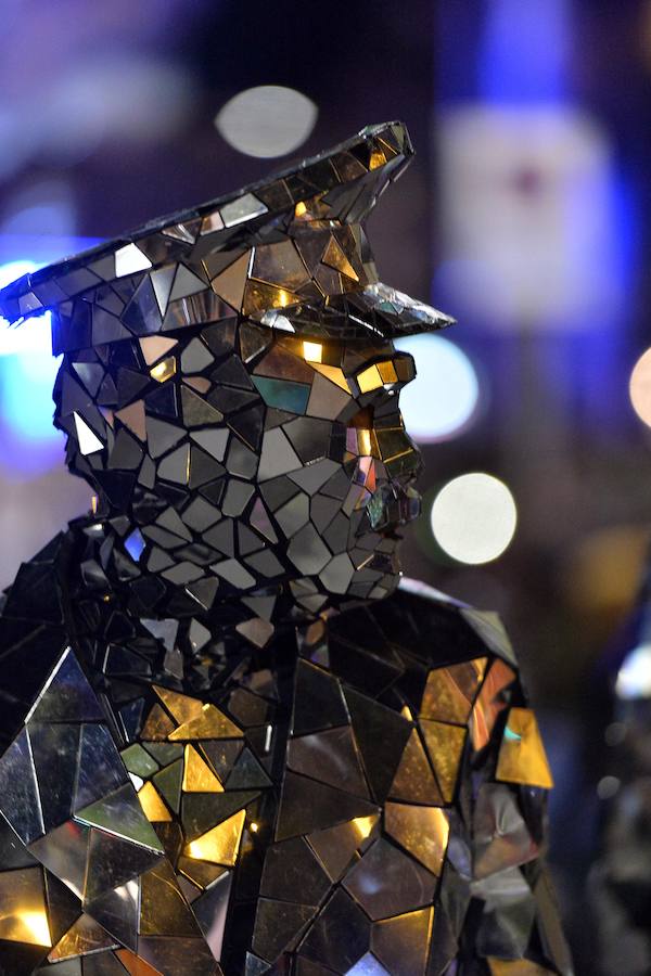 La Agrupación Sardinera se luce con un gran desfile en el que brillaron los números musicales