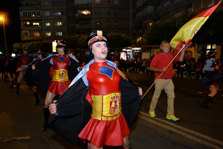 La Agrupación Sardinera se luce con un gran desfile en el que brillaron los números musicales