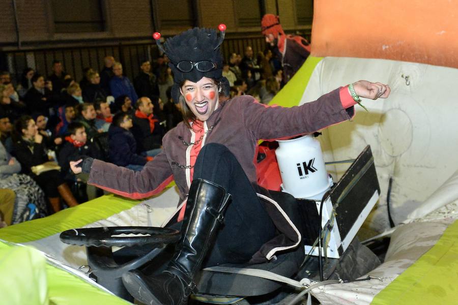 La Agrupación Sardinera se luce con un gran desfile en el que brillaron los números musicales