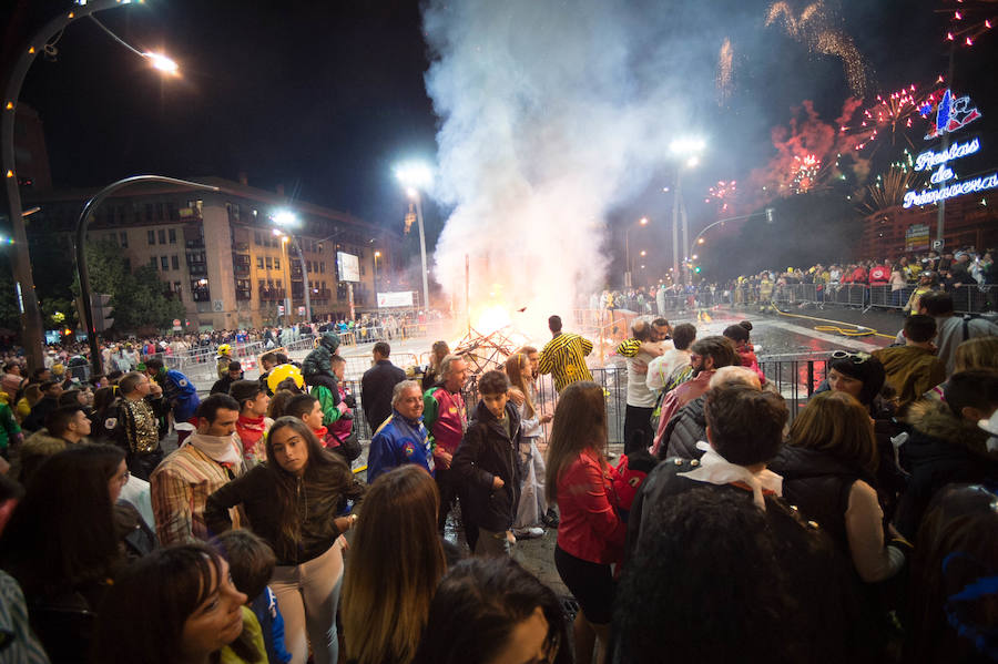 Con la quema de la Sardina y un espectáculo pirotécnico, Murcia despide sus Fiestas de Primavera.