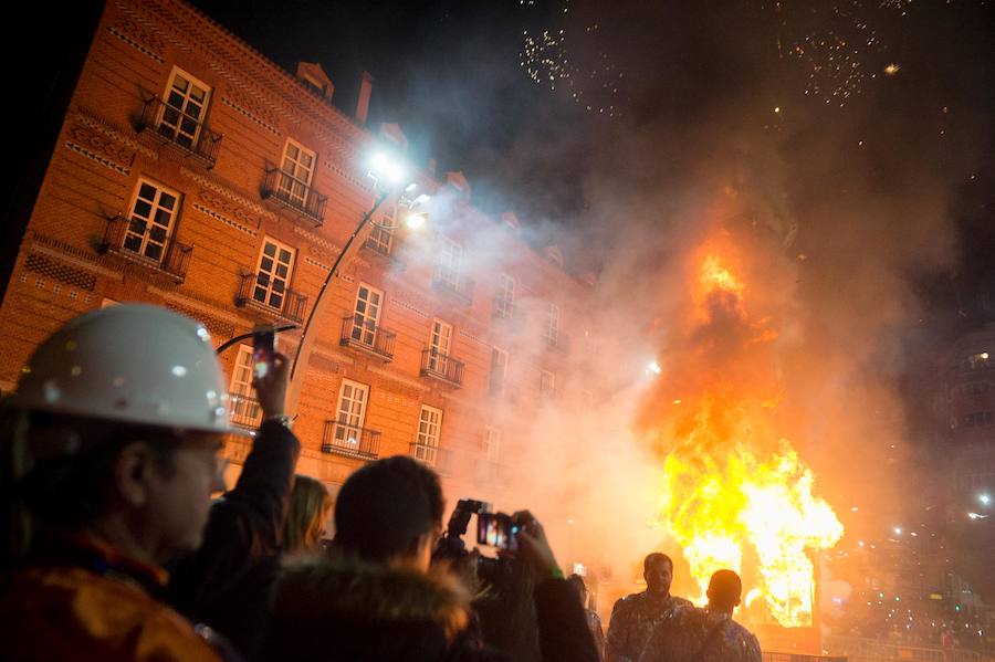 Con la quema de la Sardina y un espectáculo pirotécnico, Murcia despide sus Fiestas de Primavera.