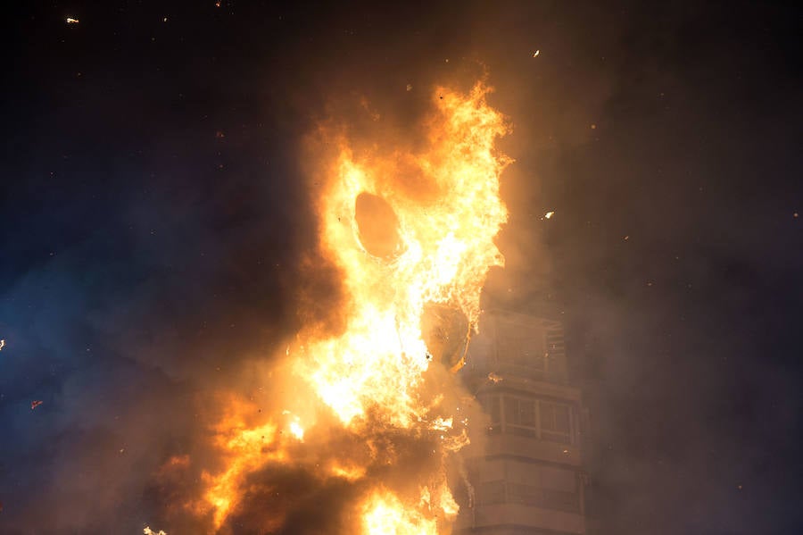 Con la quema de la Sardina y un espectáculo pirotécnico, Murcia despide sus Fiestas de Primavera.